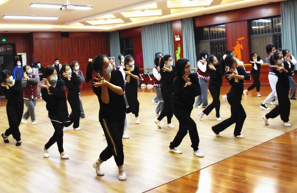 舞蹈社团优美舞姿 舞蹈社团优美舞姿